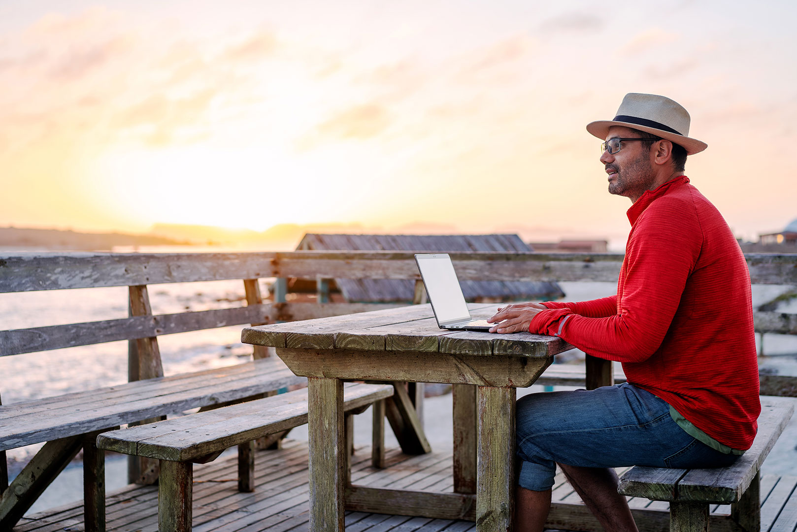 Digital Nomad Lifestyle 2026: Remote Work, Online Income & Freedom Culture